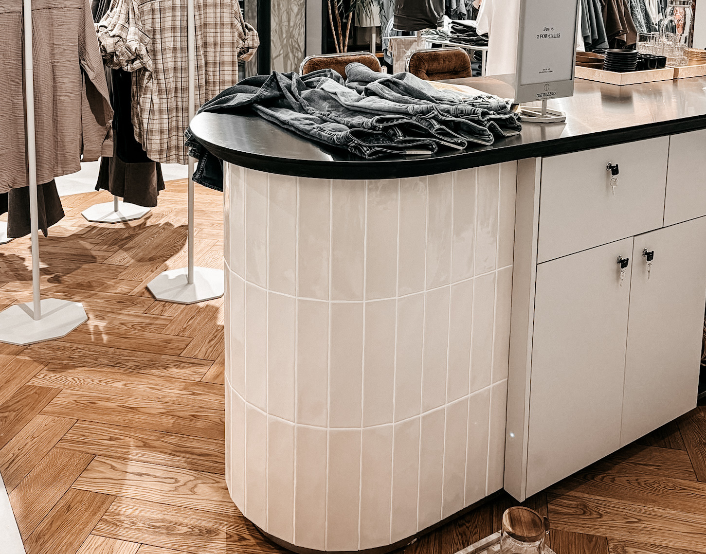 Maatwerk balie in winkel op maat met tegels