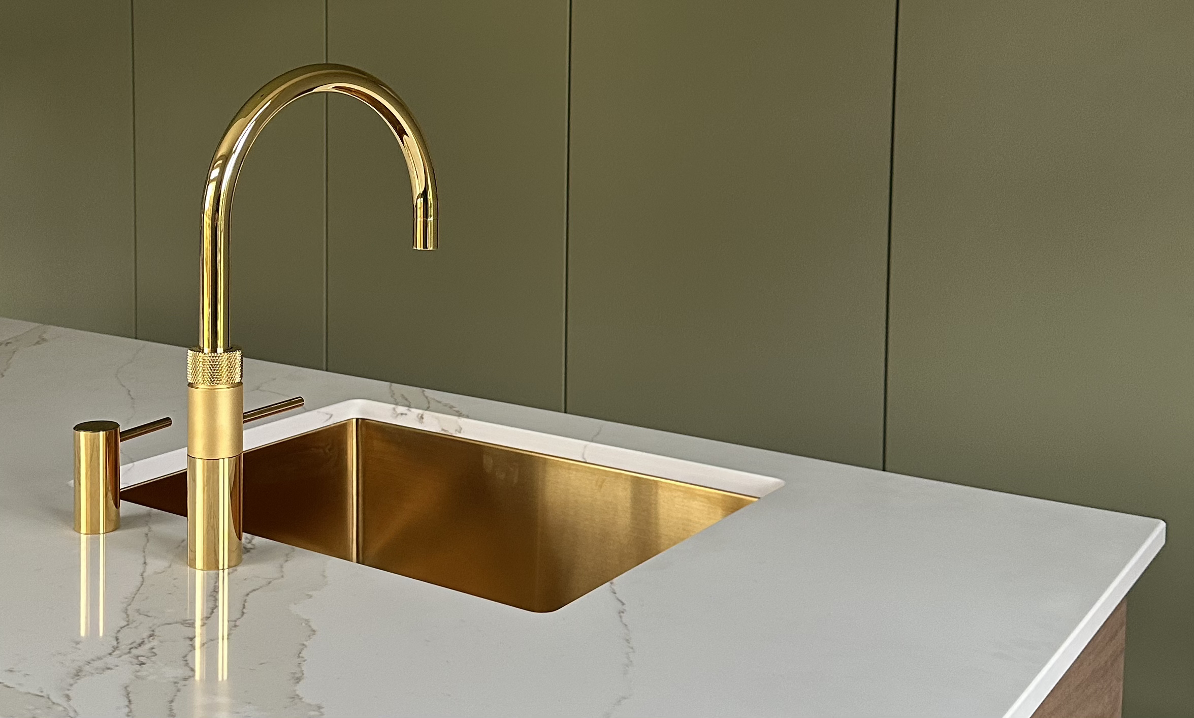 Detail foto unieke ronde vormen maatwerk keuken met kastenwand en kookeiland